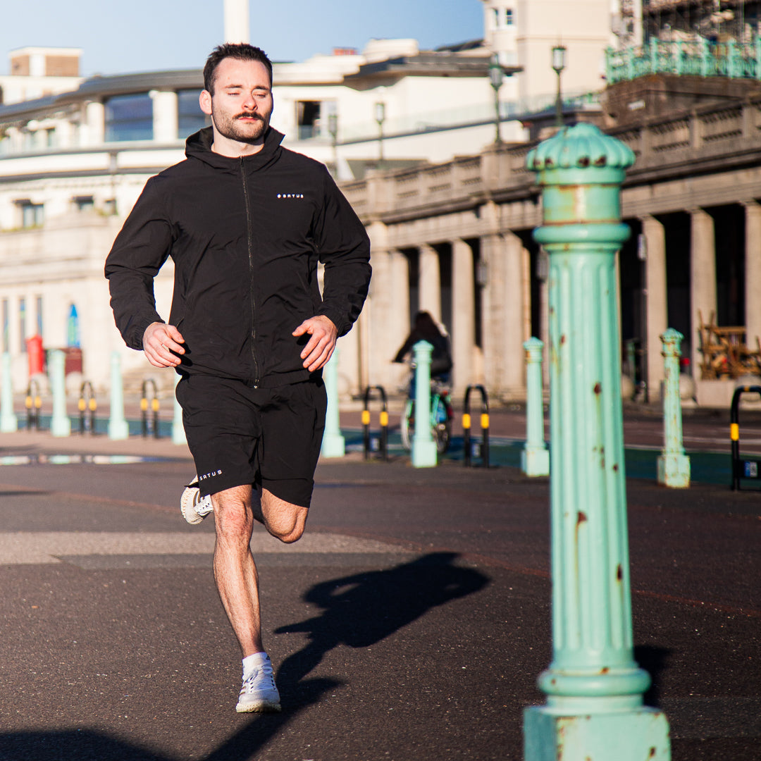 Satus_Core-Jacket_Core-shorts_running